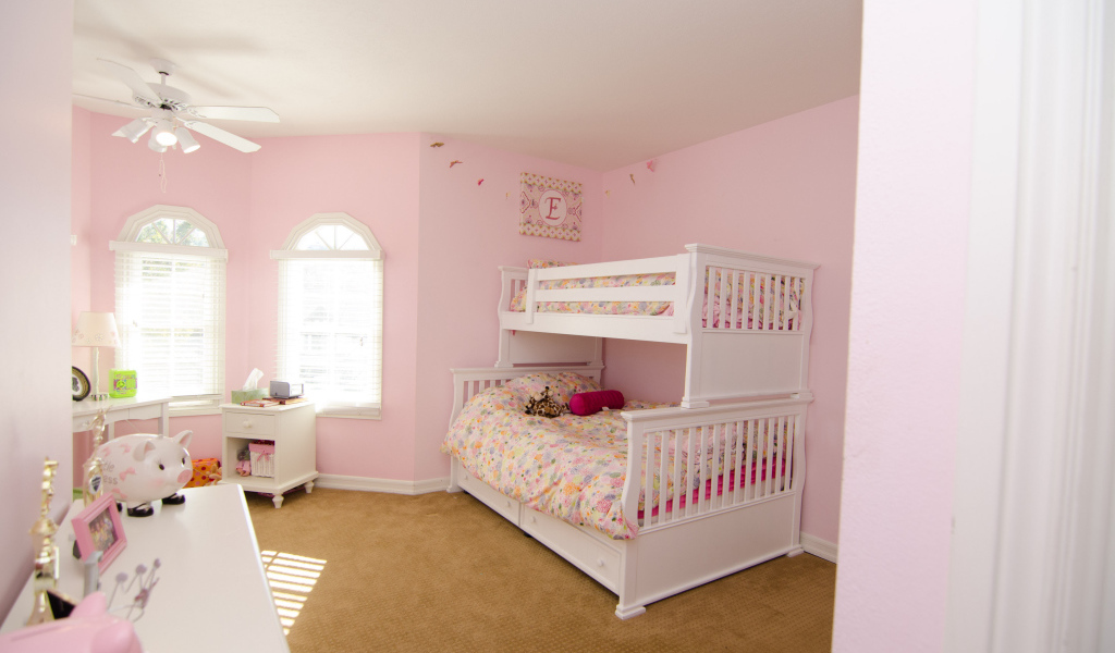 Розовые стены в детской комнате