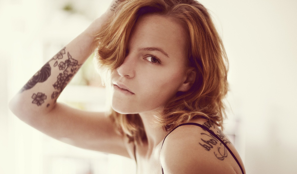 Портрет девушки с татуировкой