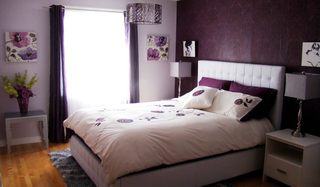 Фиолетовая стена в спальне