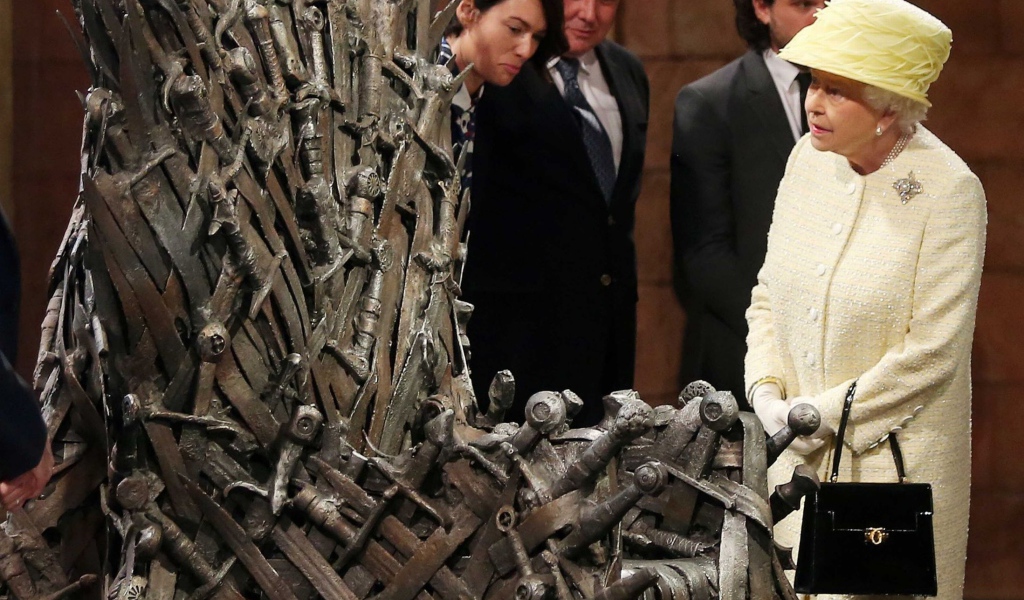 Королева Елизавета осматривает железный трон из сериала Игры престолов