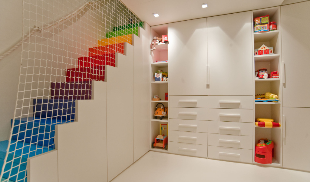 Радужная лестница в детской комнате