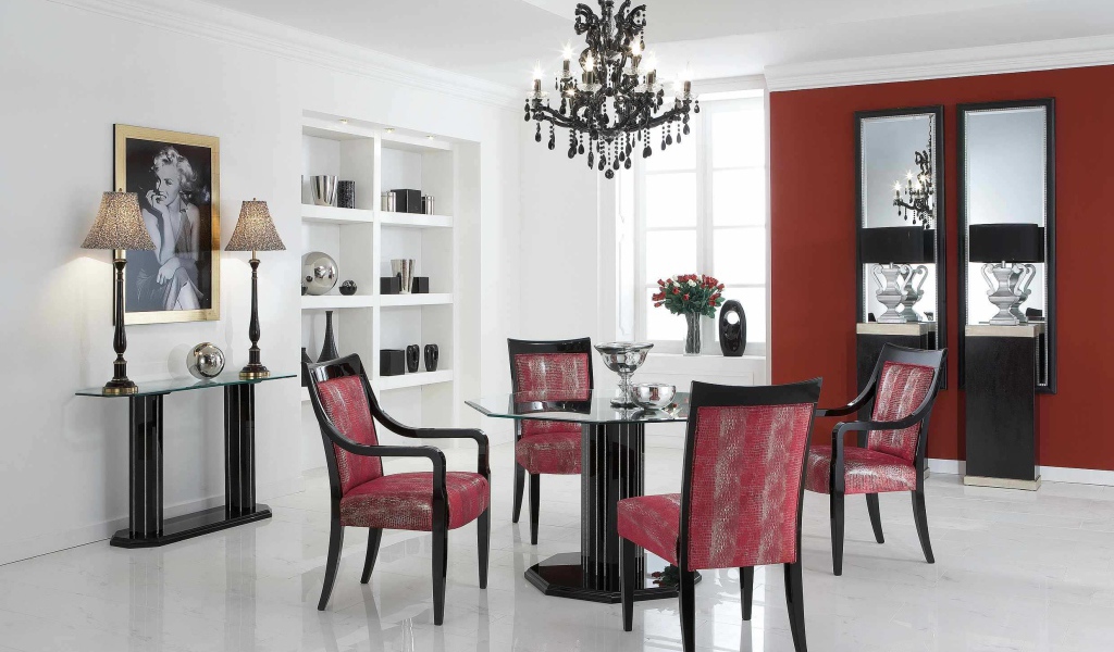 Красные стулья в столовой