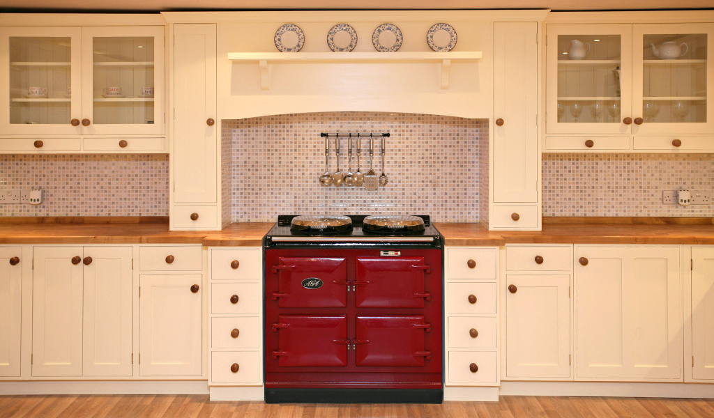 Красная печь в кухне