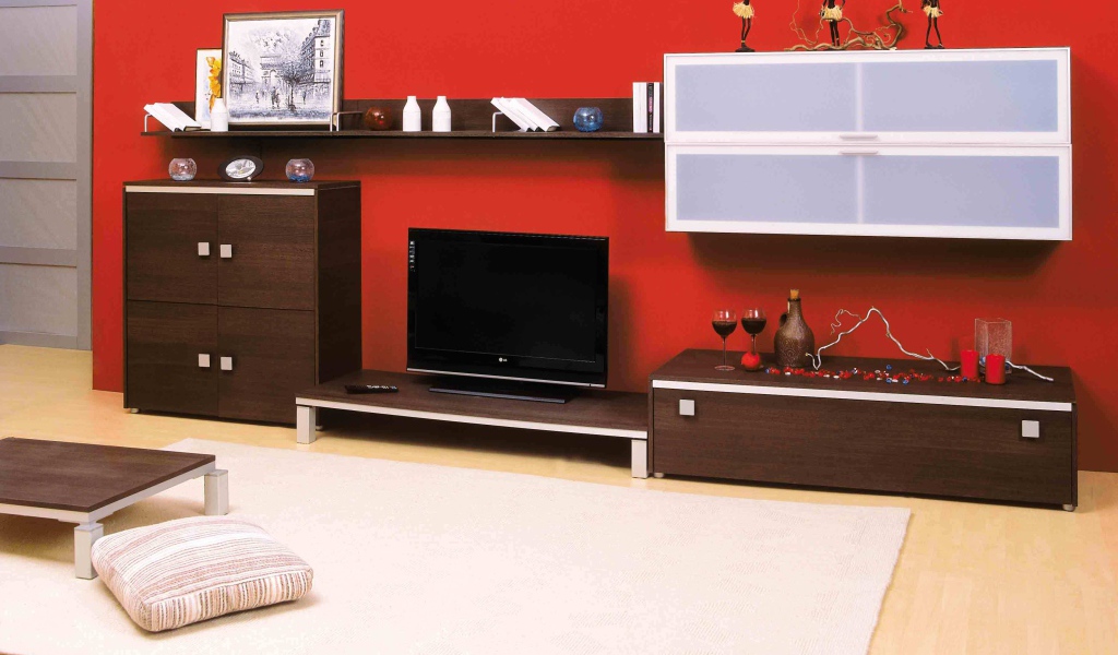 Красная стена в гостиной