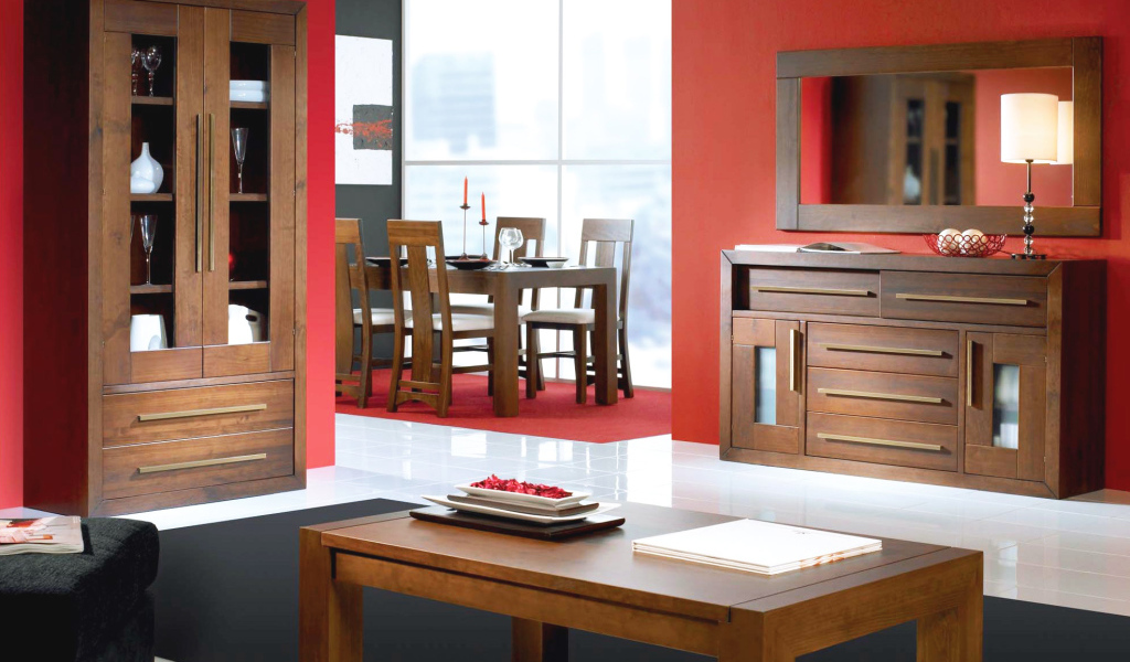 Красные стены в столовой