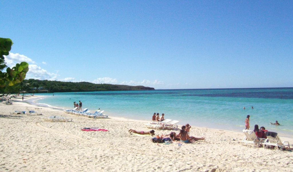 Отдых на пляже на курорте Гуардалавака, Куба