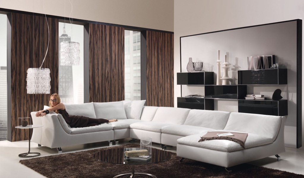 Отдых на диване в гостиной