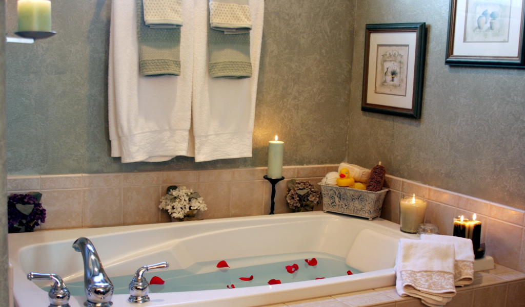 Лепестки розы в ванной