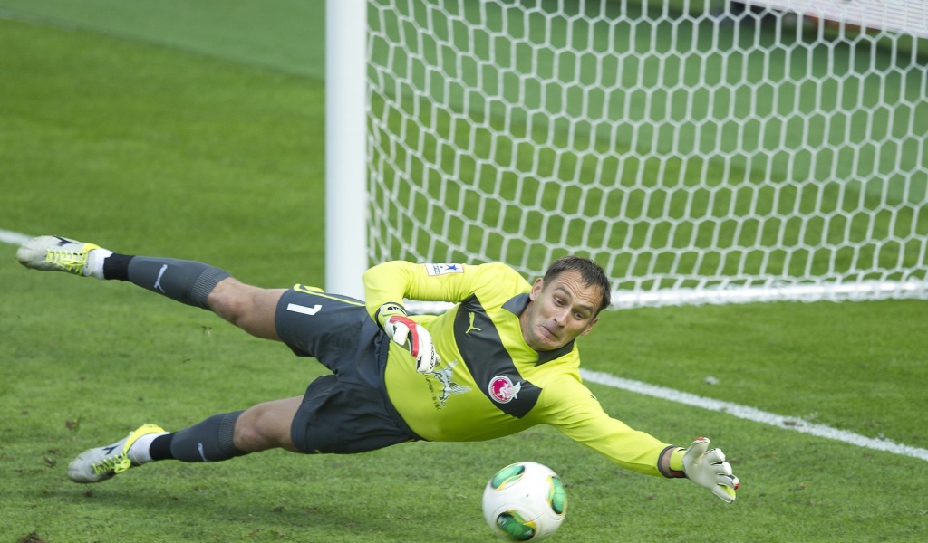 Сергей Рыжиков вратарь Рубина ловит мяч