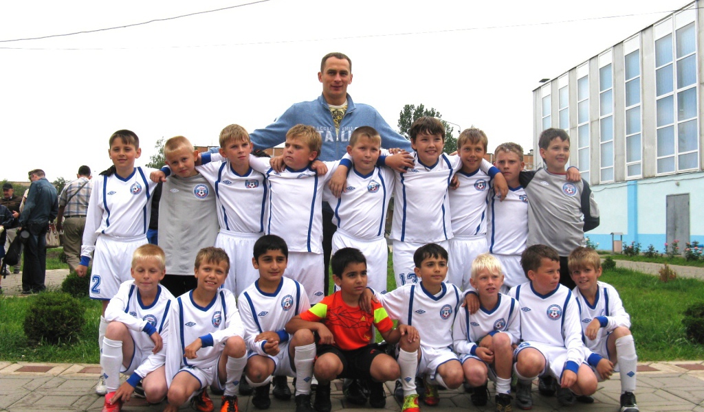 Сергей Рыжиков вратарь Рубина с юными болельщиками