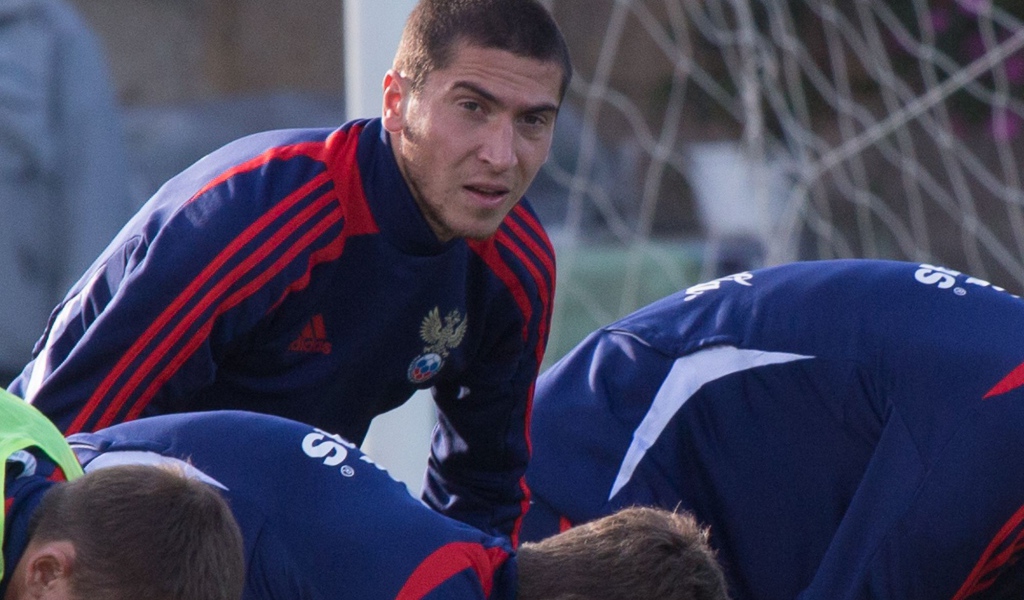 Полузащитник сборной России Алексей Ионов на тренировке