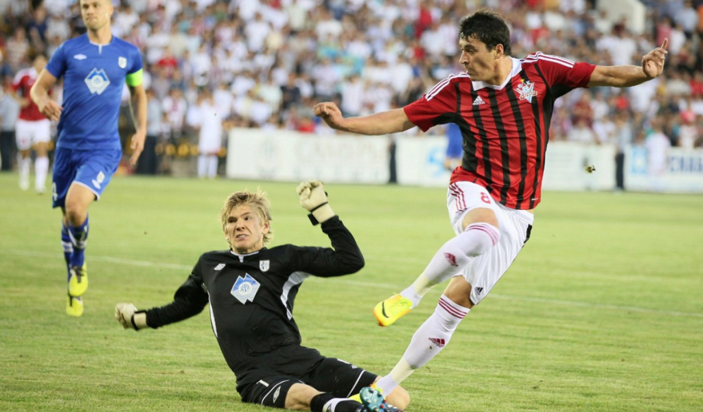 Сергей Давыдов нападающий Актобе на поле