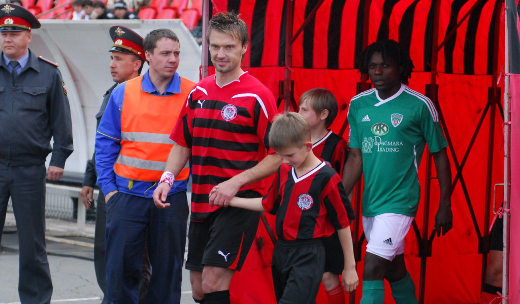 Сергей Волков нападающий Амкара с юным футболистом