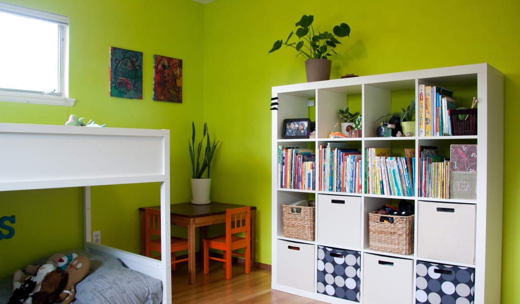 Полки в детской комнате