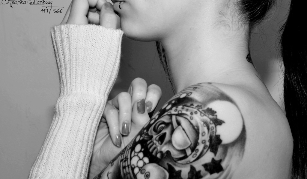 Татуировка на плече девушки