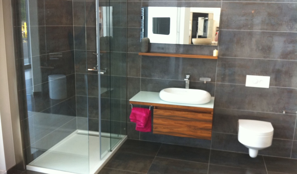 Душевая кабина и раковина