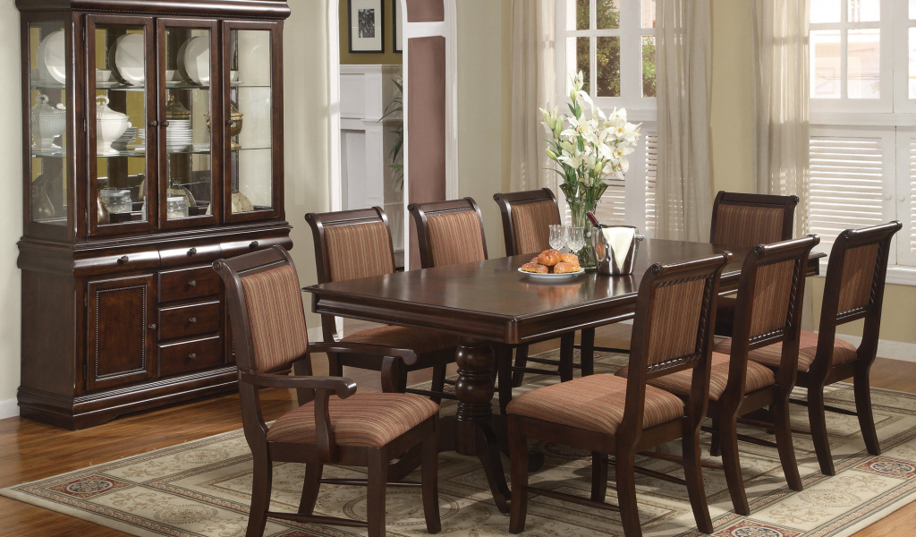 Сервант с посудой в столовой