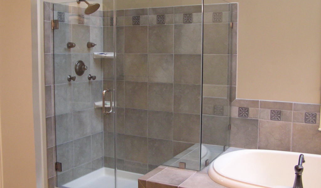 Раковина рядом с душевой кабиной