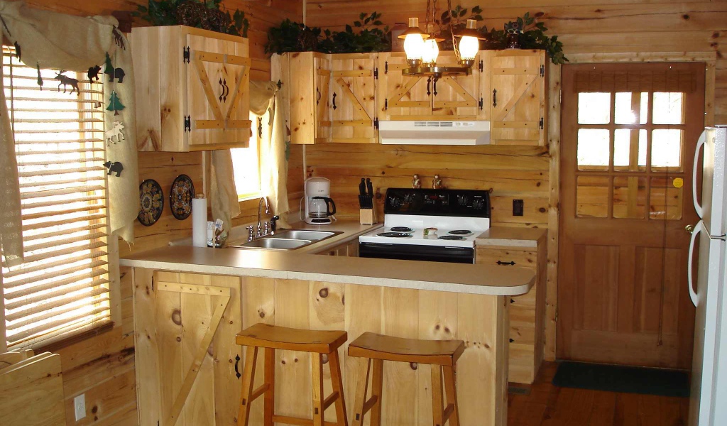 Небольшая деревянная кухня