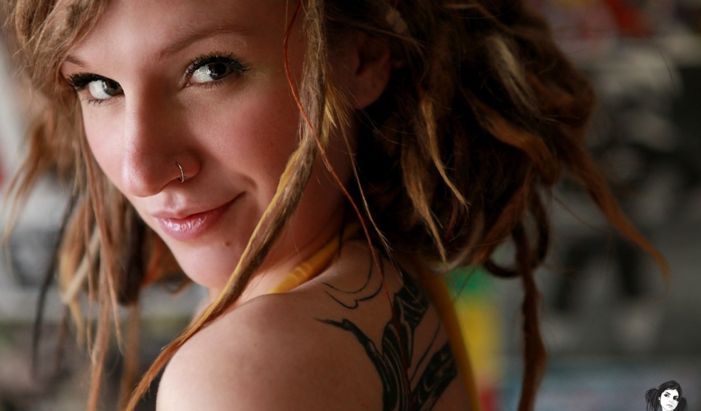 Улыбающаяся девушка с пирсингом в носу