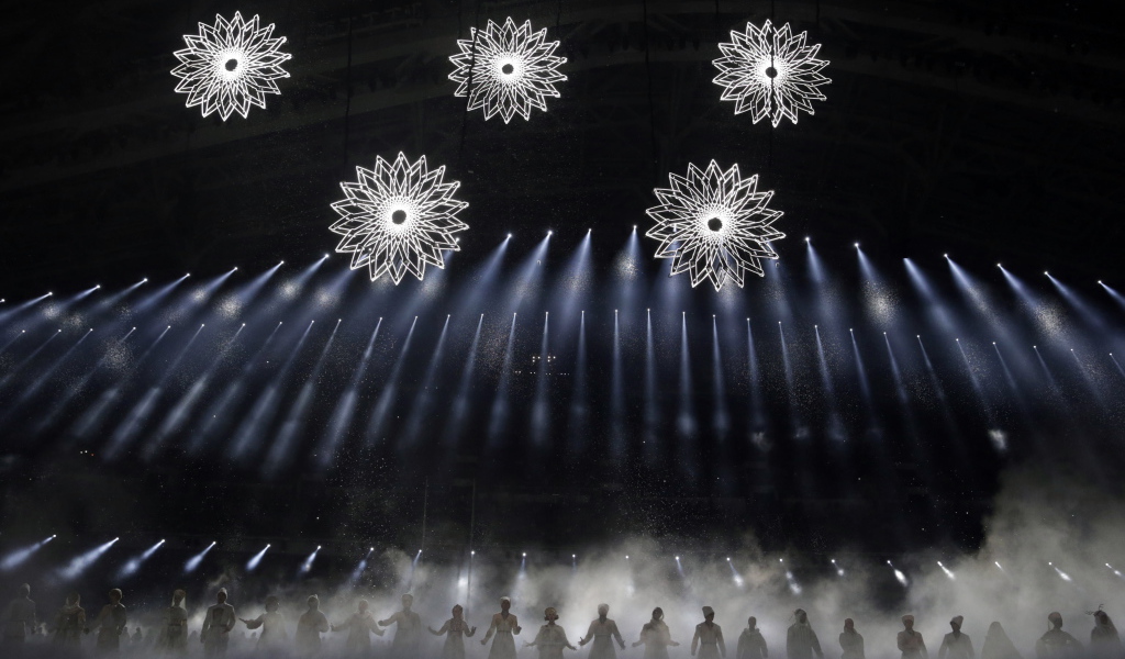 Снежинки-кольца над полем стадиона на открытии Олимпиады в Сочи