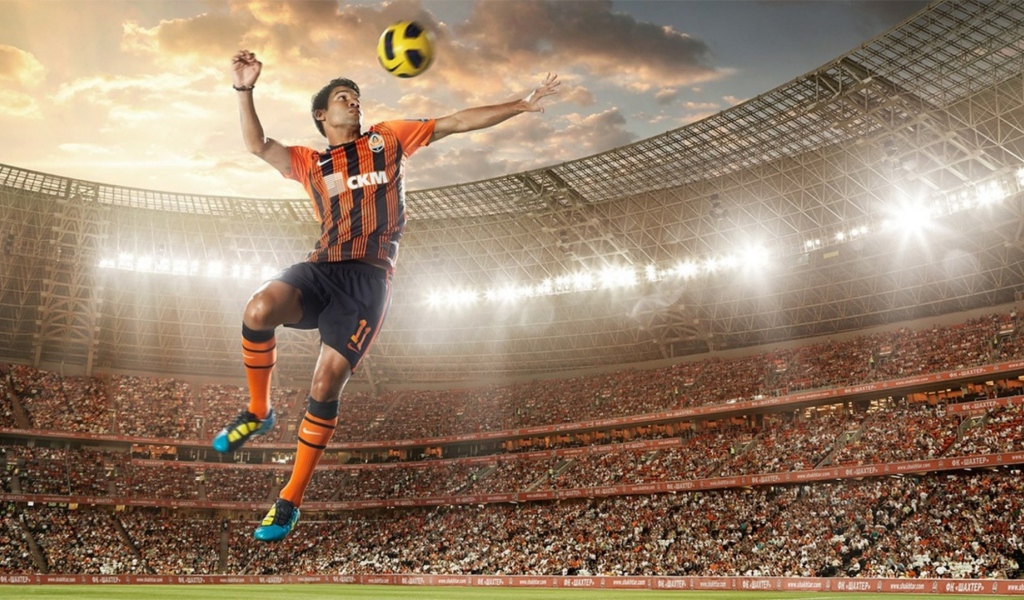 Футболист отбивает мяч