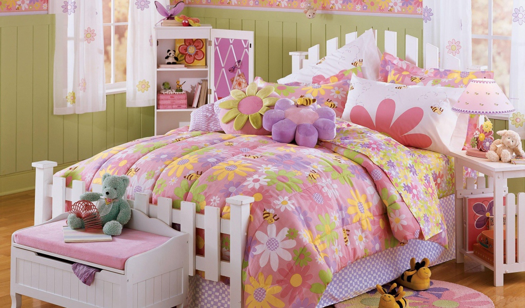 Мягкие игрушки на кровати в детской