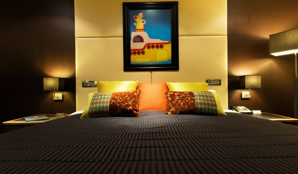 Просторная кровать в детской комнате