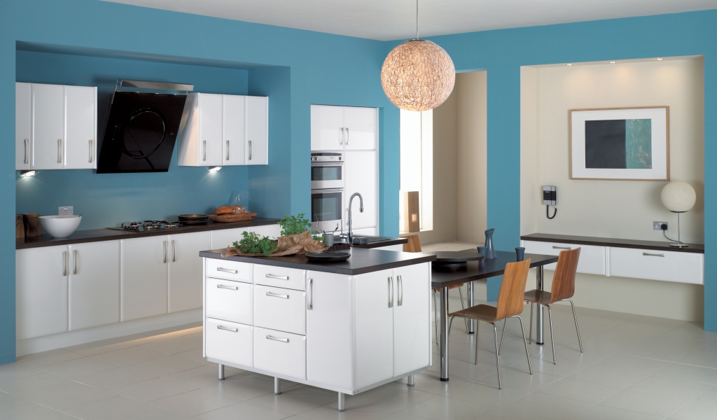 Просторная голубая кухня