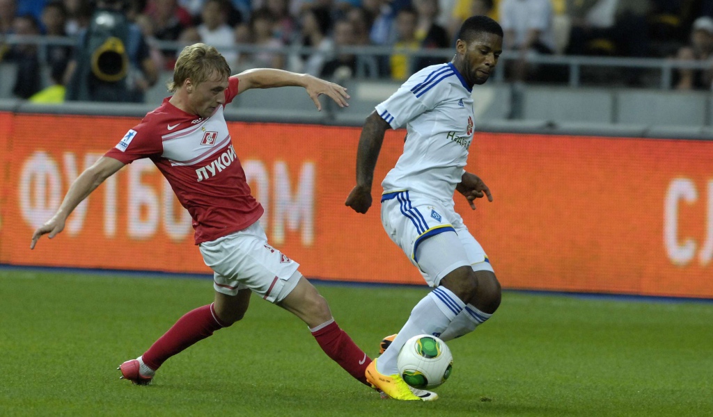 Защитник Спартака Евгений Макеев за работой