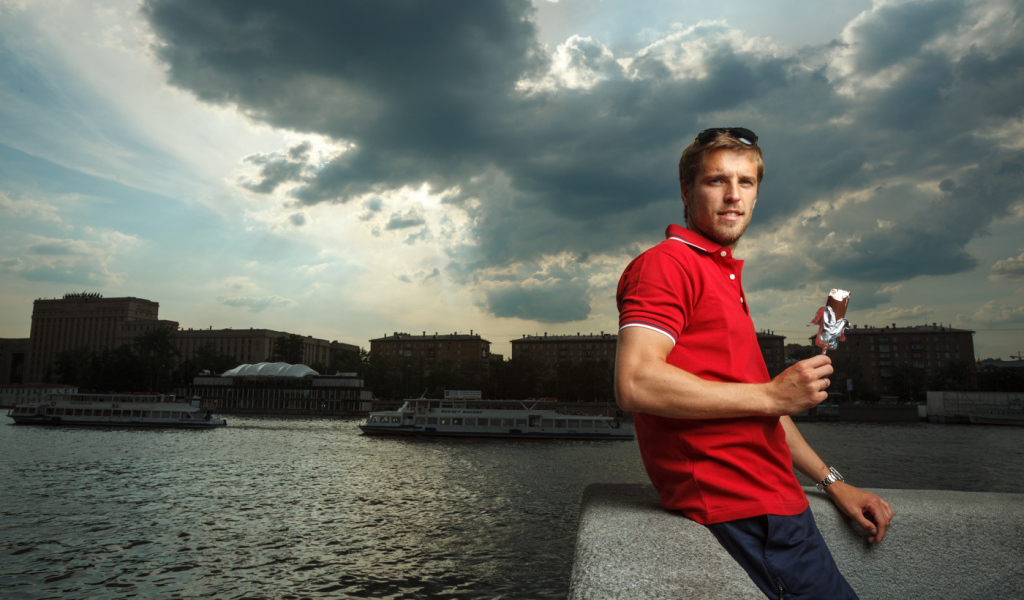 Полузащитник Спартака Дмитрий Комбаров в Питере