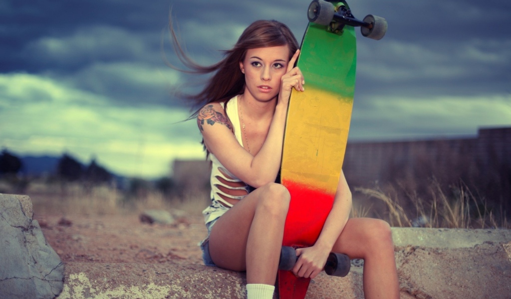 Спортивная девушка и скейтборд