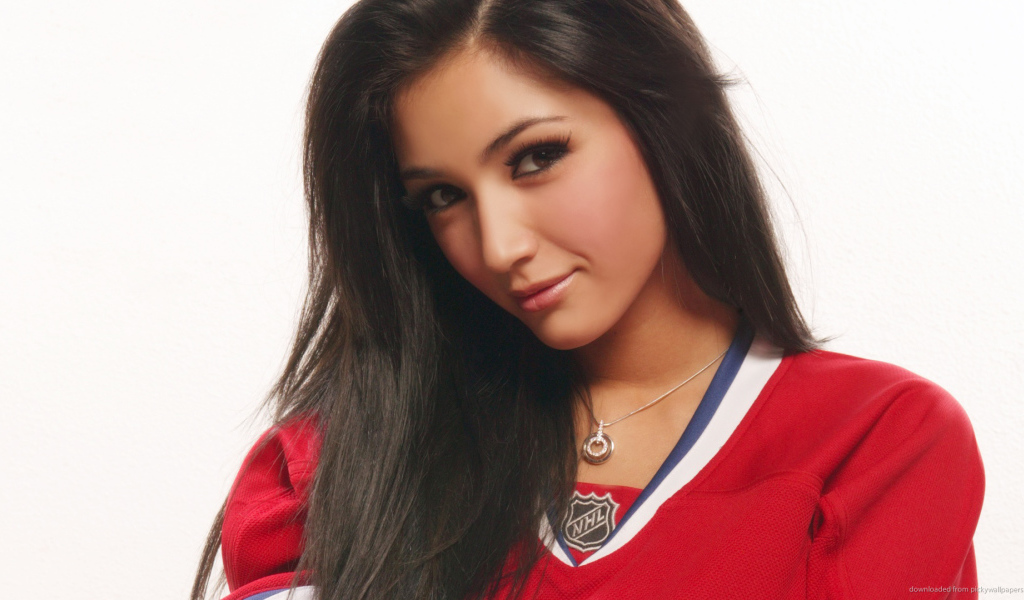 Спортивная девушка в красной футболке