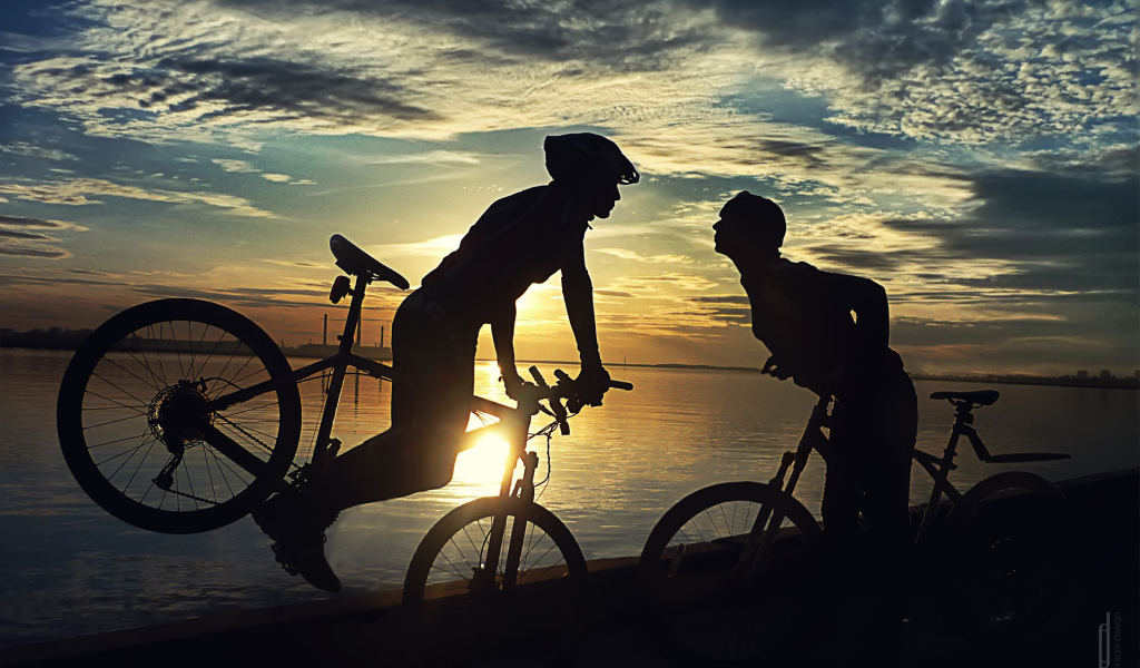 Спортивная девушка на велосипеде