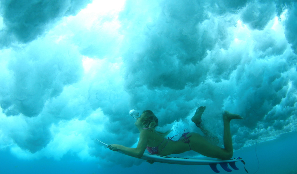 Спортивная девушка под водой
