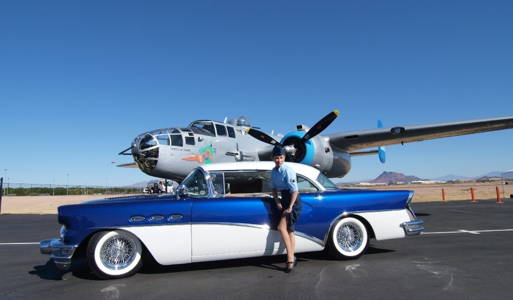 Стюардесса возле ретро автомобиля