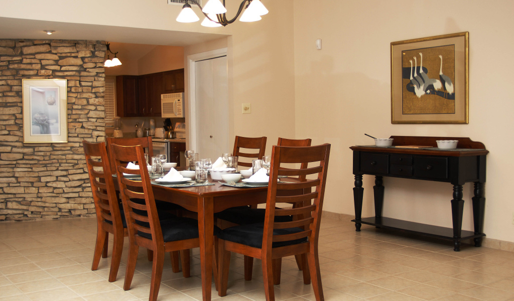 Каменная стена в столовой