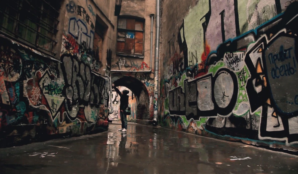 Улица с множеством граффити