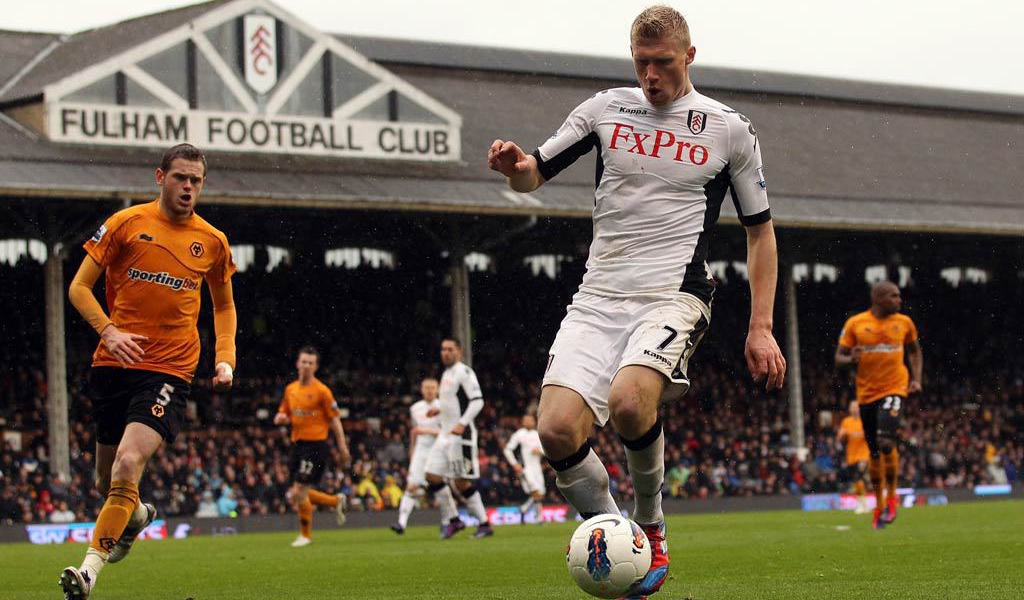 Павел Погребняк нападающий клуба Рединг с мячом