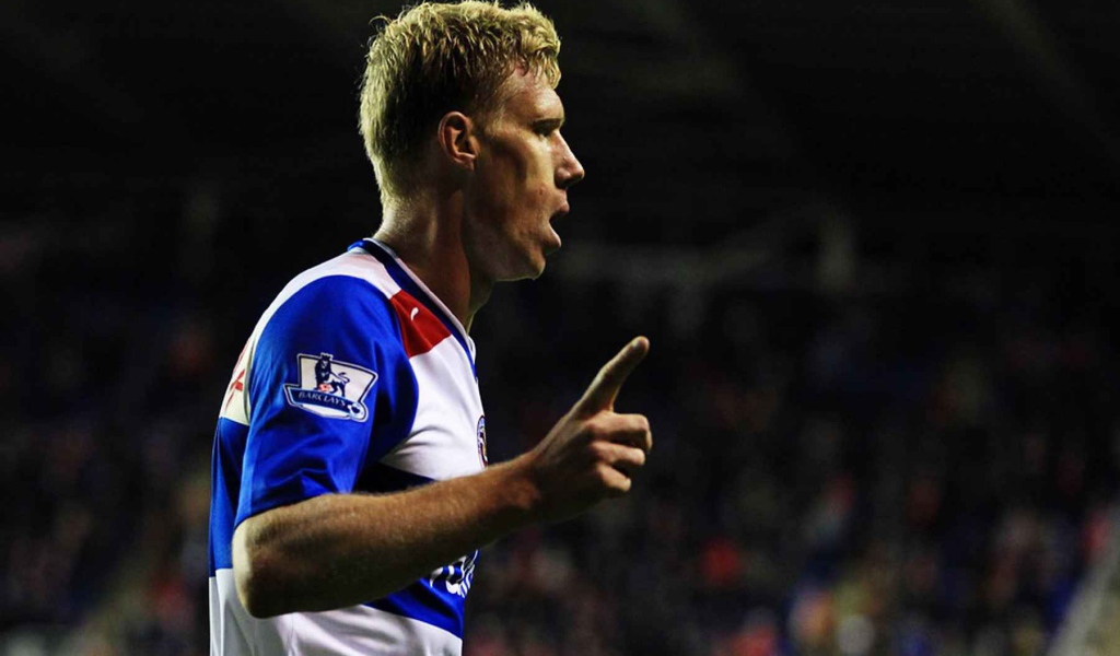 Павел Погребняк нападающий клуба Рединг на поле