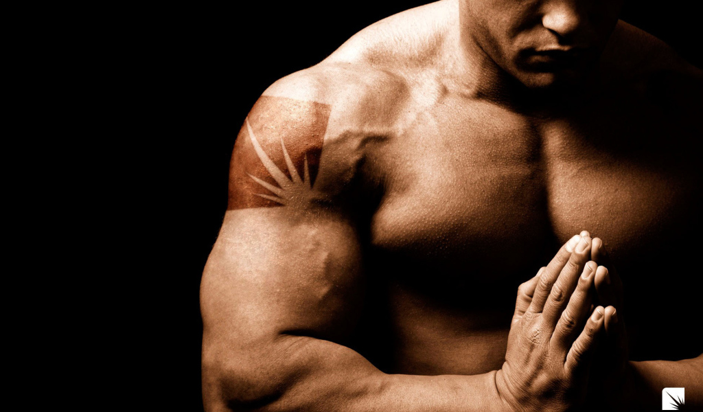 Сильный мужчина с тату