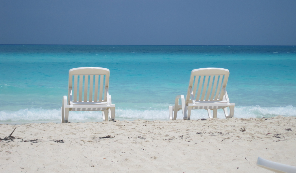 Лежаки на пляже на курорте Кайо Санта Мария, Куба