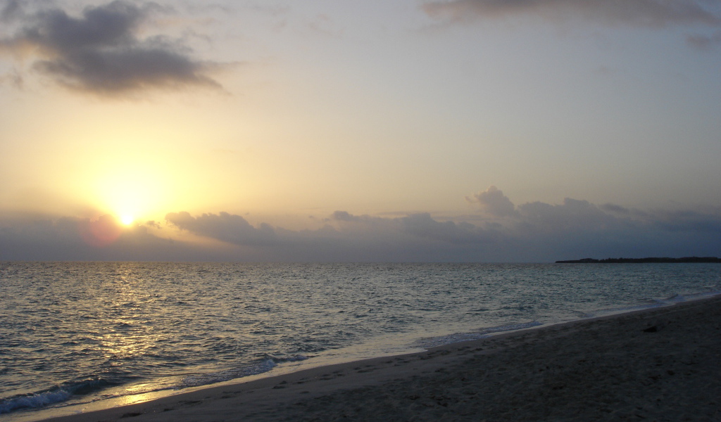 Закат на пляже на курорте Кайо Ларго, Куба