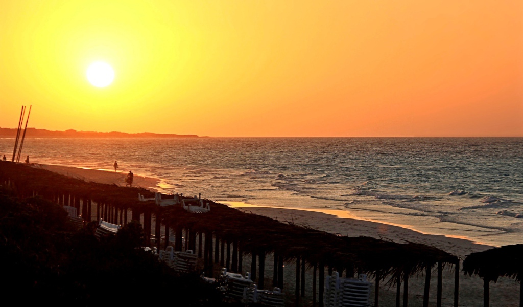 Закат над пляжем на курорте Кайо Санта Мария, Куба