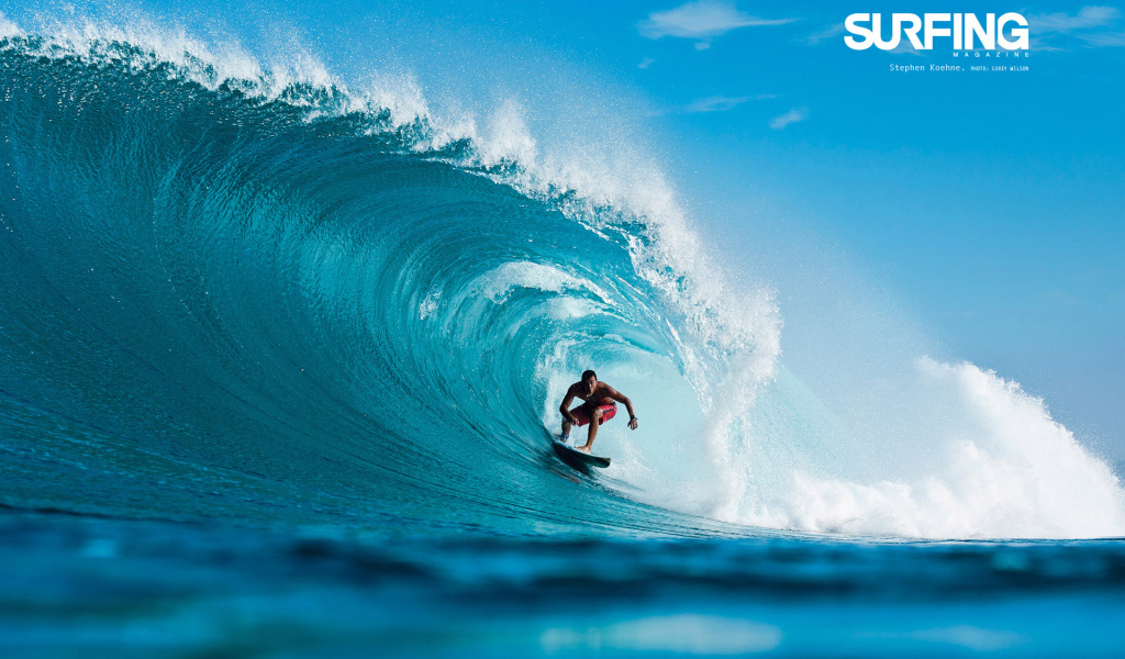 Серфер на волнах в Гаити