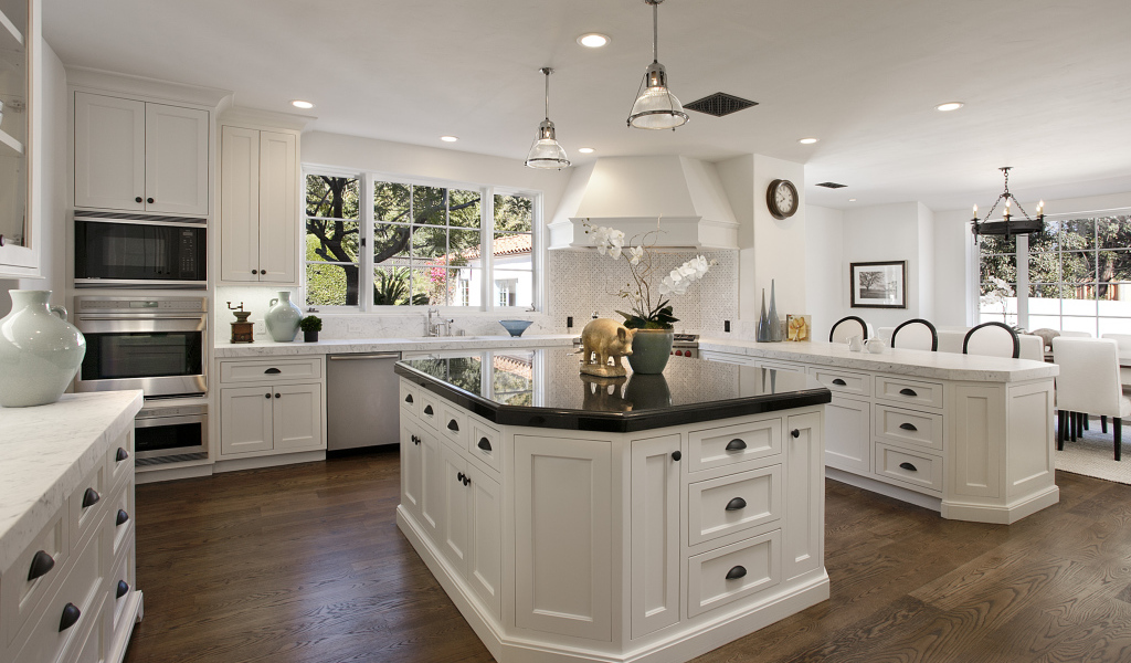 Стол для приготовления в центре кухни