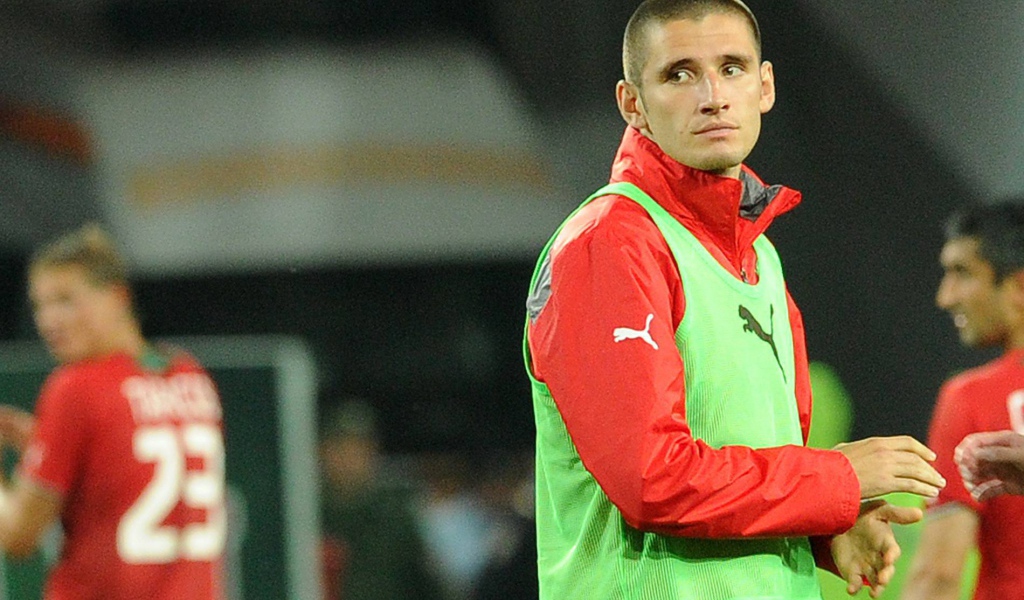 Тарас Бурлак защитник Локомотива на поле