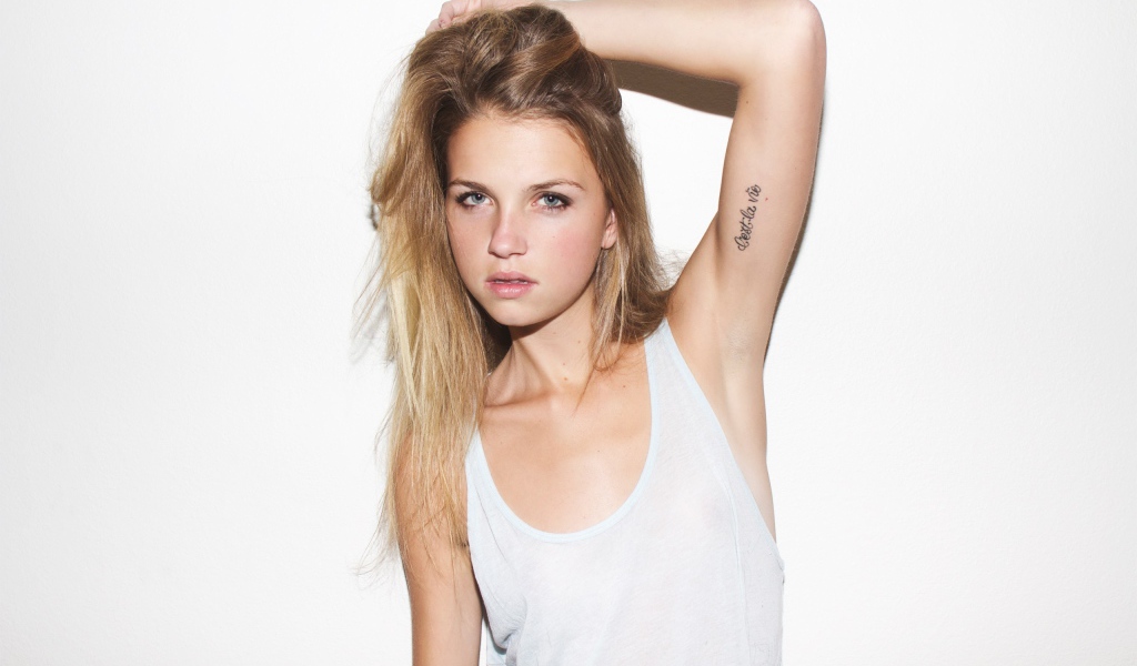 Татуировка у блондинки