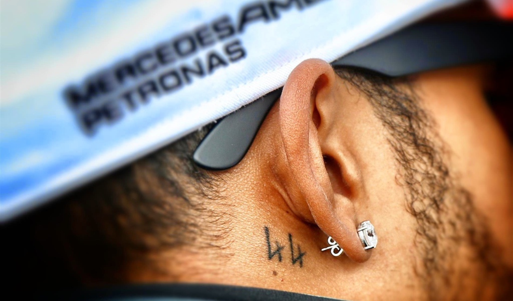 Татуировка за ухом