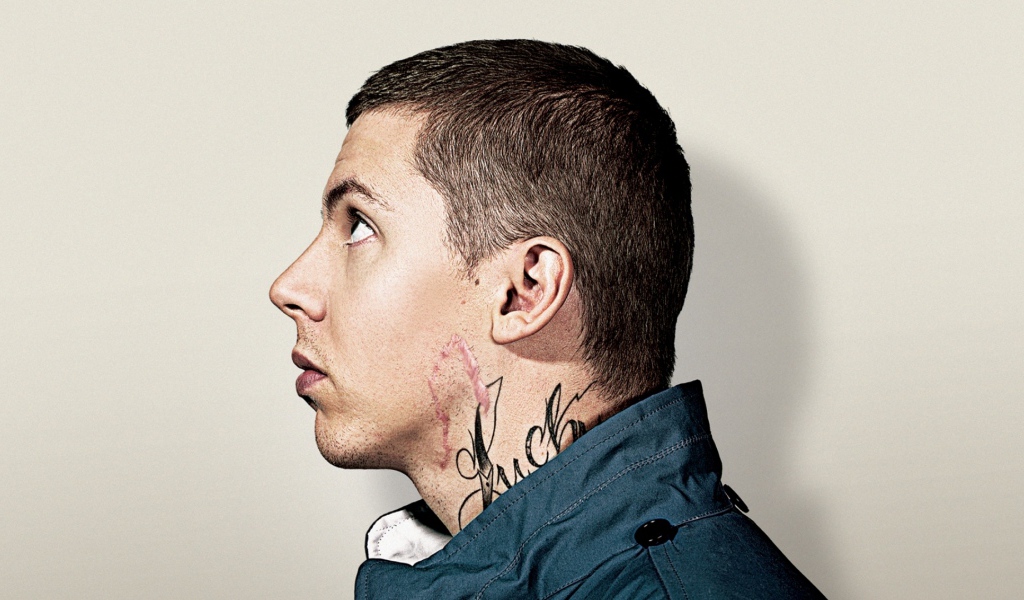 Тату на шее у мужчины